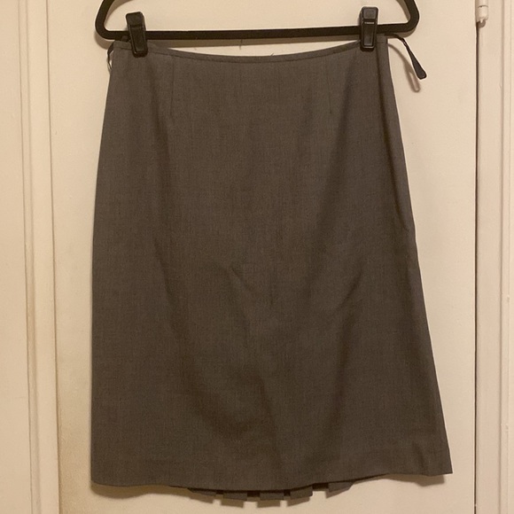 Two Piece Gray Tahari Suit Size 8 - Picture 7 of 10